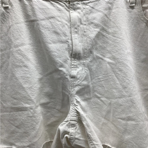 Old Navy Size 24W Plus Size High Rise Slouchy Straight White Jean Shorts. New - Picture 5 of 5